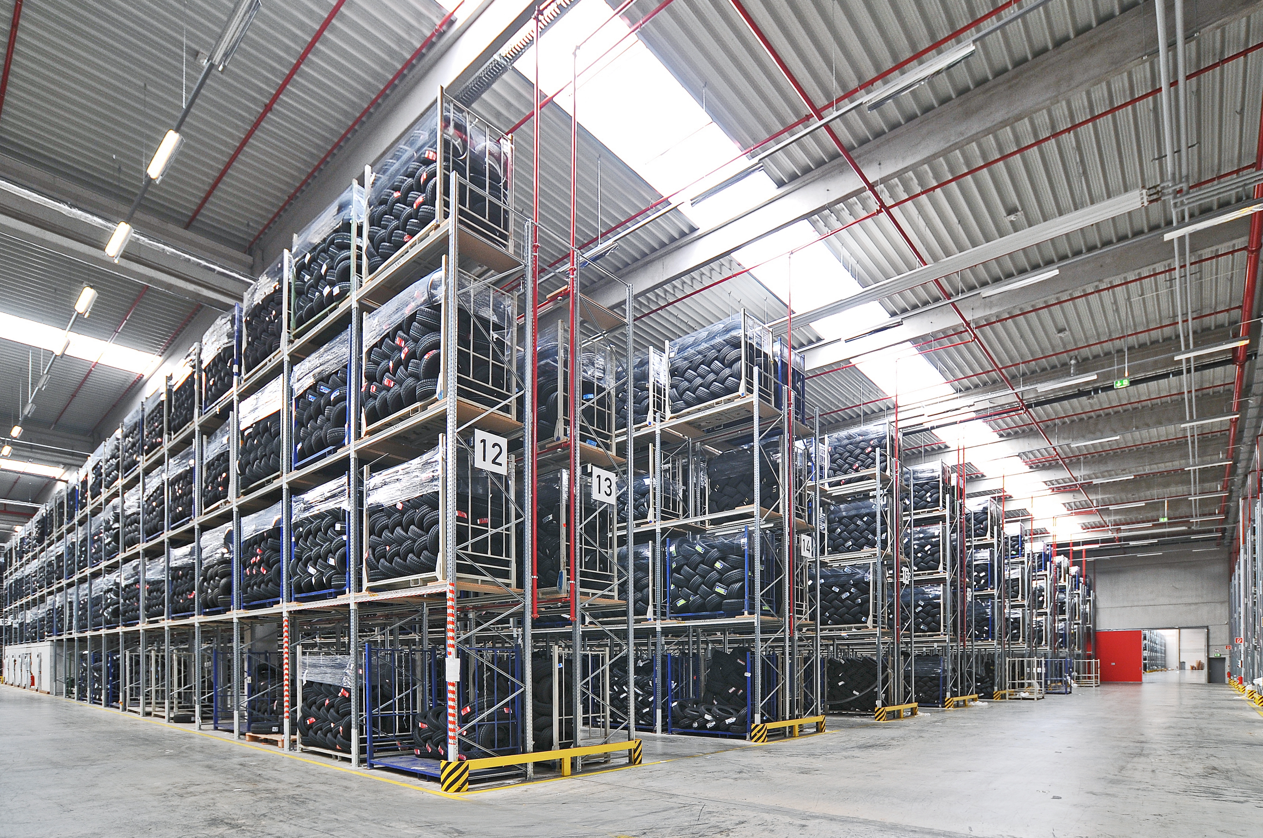 Możliwość składowania pionowego i zagnieżdżonego, możliwość poczwórnego układania w stosy przy dużej ładowności